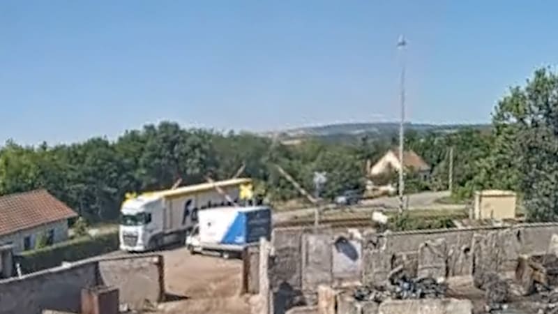 Na prahu tragédie: Kamion ignoroval červenou a na přejezdu zlomil padající závoru, ukazují záběry