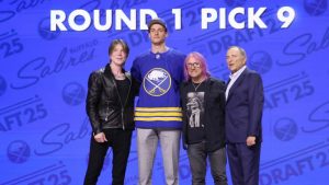 Český úspěch v NHL: Osmnáctiletého Mrtku si vybrali Buffalo Sabres. Slavit může i Nestrašil