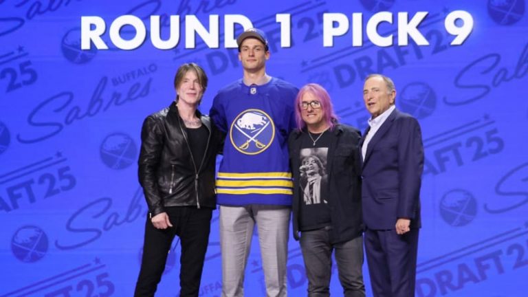 Český úspěch v NHL: Osmnáctiletého Mrtku si vybrali Buffalo Sabres. Slavit může i Nestrašil