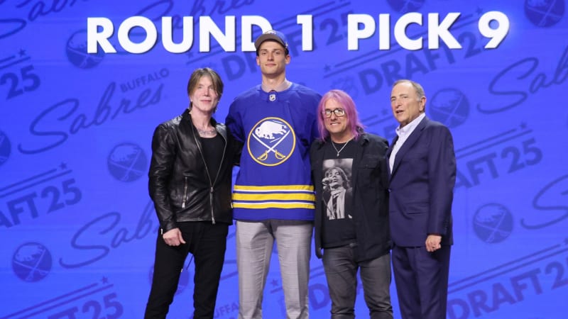 Český úspěch v NHL: Osmnáctiletého Mrtku si vybrali Buffalo Sabres. Slavit může i Nestrašil