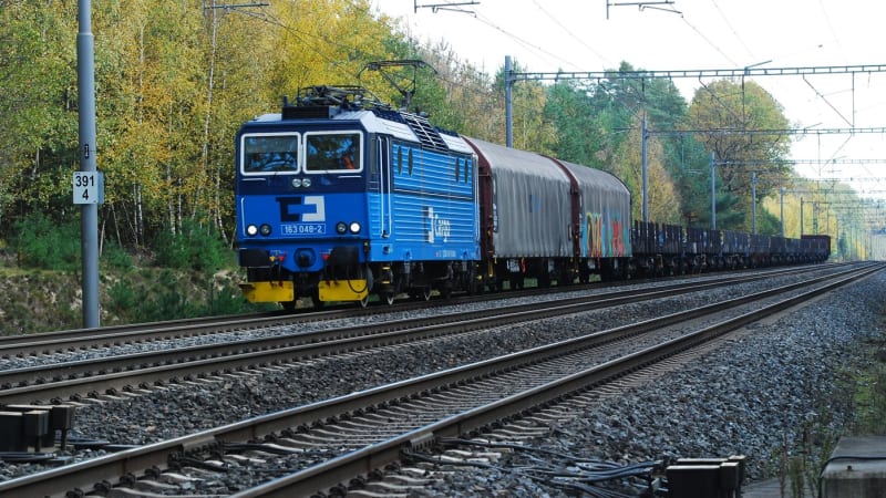 U Třince srazil nákladní vlak člověka. Železniční koridor na Slovensko je zastaven