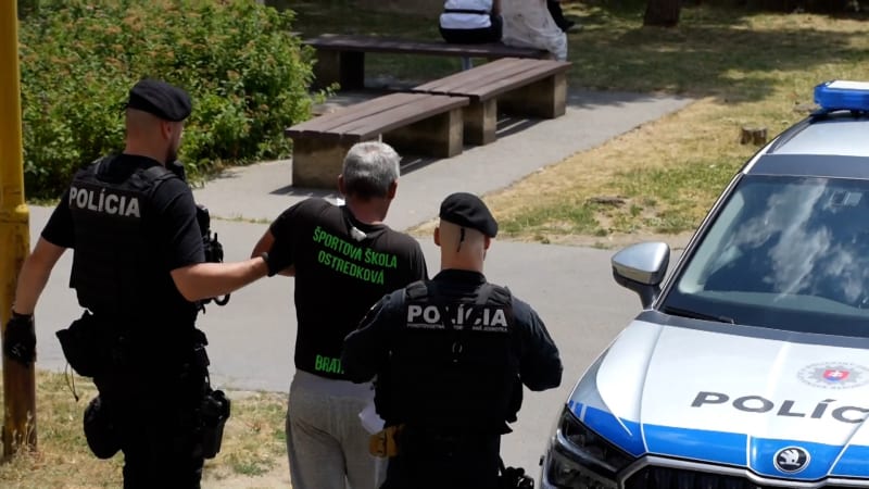 Ubodal ženu před zraky vlastních dětí. Je to ďábel, říká soused o muži, který šokoval Rožňavu