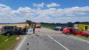 Ostrý start víkendu: Záchranáři zasahují u nehod na českých silnicích, zraněných přibývá