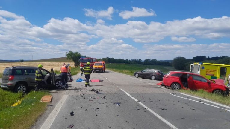 Ostrý start víkendu: Záchranáři zasahují u nehod na českých silnicích, zraněných přibývá
