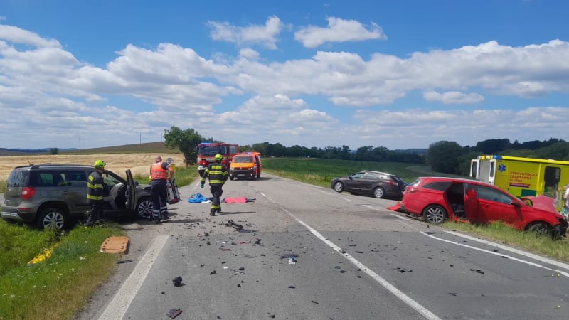 Ostrý start víkendu: Záchranáři zasahují u nehod na českých silnicích, zraněných přibývá