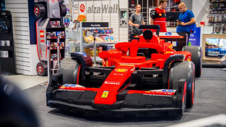 Jeden a půl tuny a 400 tisíc kostiček. V Praze je unikátní formule od českých designérů
