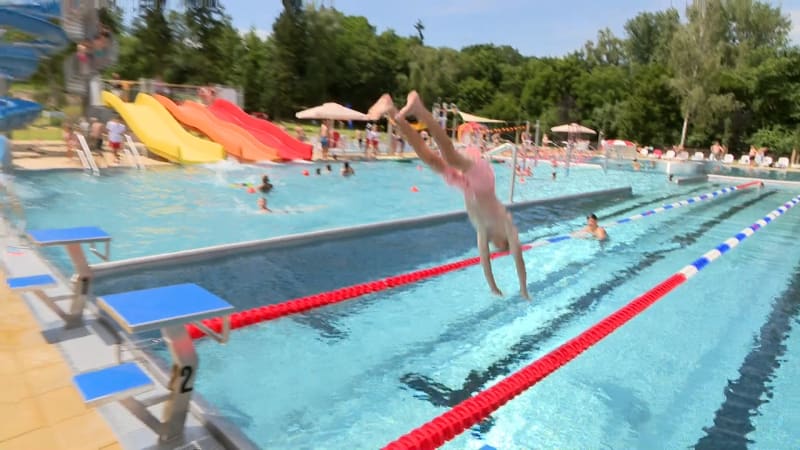 Prima tipy na koupání ve středních Čechách: Znovuotevřené koupaliště nebo zatopený lom