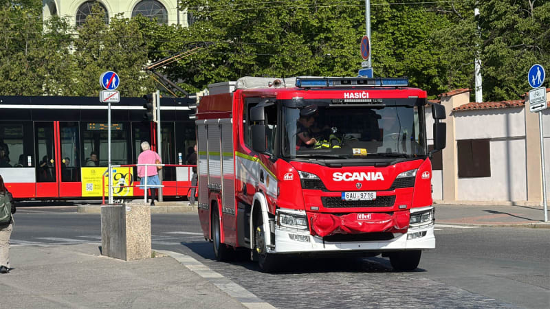 V pražském Podolí hoří bar, hasiči evakuovali přes 20 obyvatel. Platí druhý stupeň poplachu