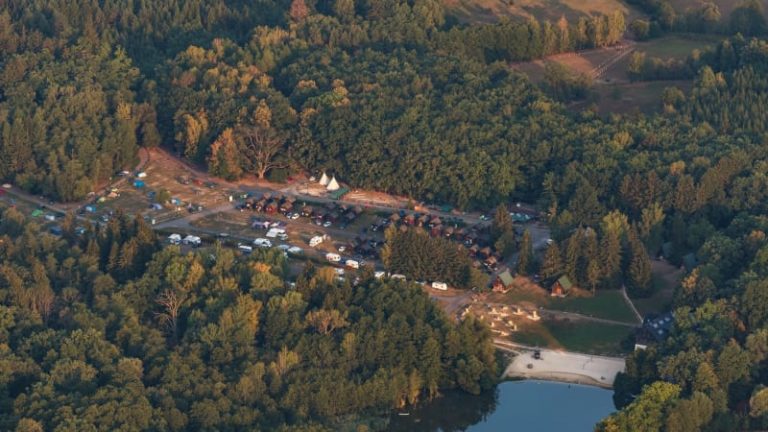 Malý chlapec se utopil v Českém ráji. Podle svědků spadl z loďky, v kempu zasahoval vrtulník