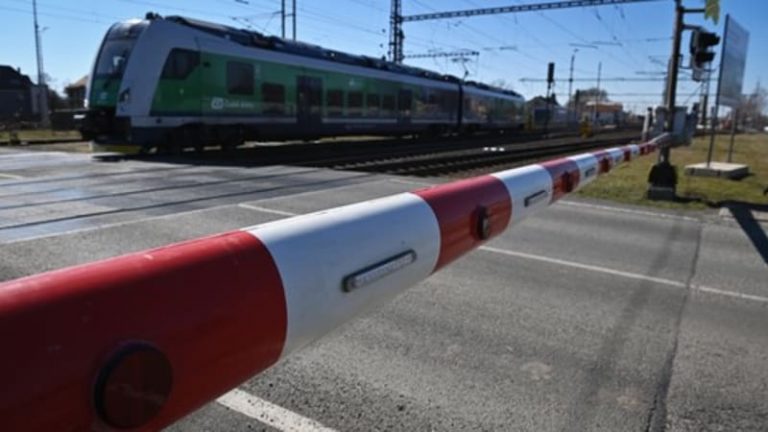 Tragédie v Handlové: Třináctiletý chlapec se vracel ze školy s vysvědčením, zabil ho vlak