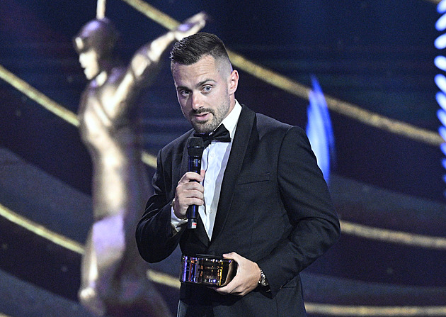 Další triumf do sbírky. Pastrňák poosmé opanoval Zlatou hokejku a dál stíhá Jágra