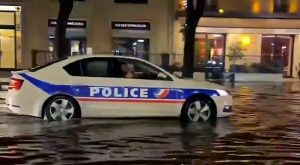 Necitlivé, či zábavné? Policie uprostřed smrtící bouřky hrála melodii z Titaniku