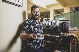 Soupeřil s olympionikem, teď kraluje akvabelám a vlastní kavárny v Brně
