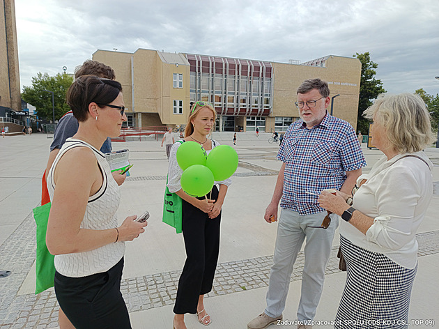 Útok na Stanjuru v Kopřivnici. Senior jej praštil taškou s vejci