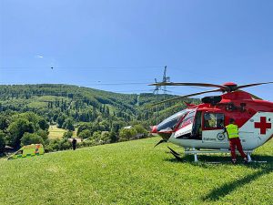 V Beskydech spadl paraglidista z deseti metrů. S vážným zraněním ho převážel vrtulník