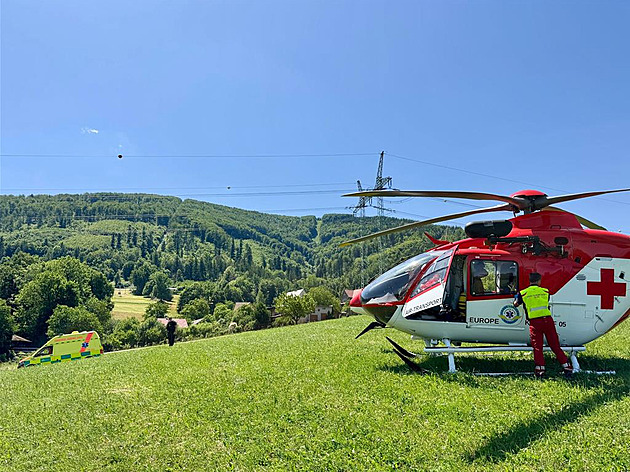 V Beskydech spadl paraglidista z deseti metrů. S vážným zraněním ho převážel vrtulník
