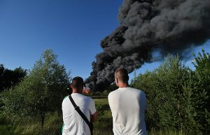 Rozsáhlý požár vrakoviště v České Lípě. Nevětrejte, doporučuje radnice