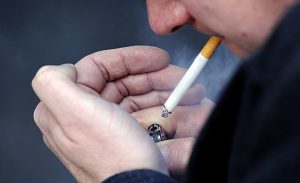 Pláže, parky i školy bez kouře. Francie zpřísňuje zákaz kouření