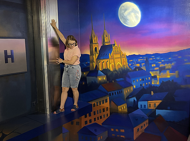 OBRAZEM: Vlastní hlava na talíři, hazard na římse. V Brně otevřeli muzeum iluzí