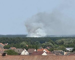 Na Hodonínsku hoří les, hasiči požár likvidují i s pomocí dronu a vrtulníku