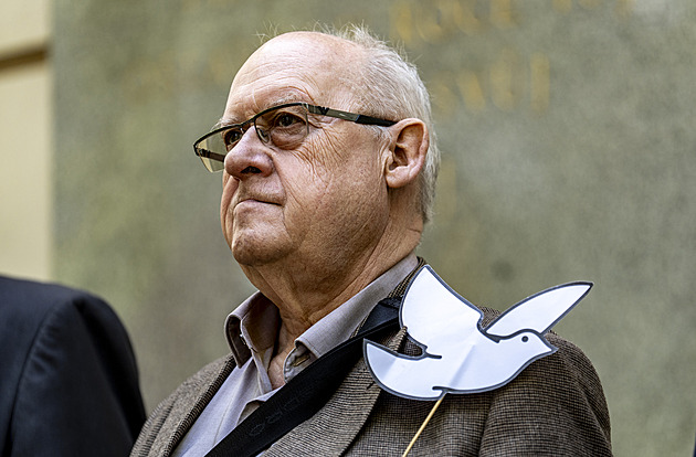 Exministr Jan Kavan se v 78 letech oženil, na svatbu dorazili Foldyna i Stropnický