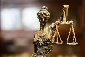 Muž čelí obžalobě z toho, že chtěl upálit několik lidí v domě v Poděbradech