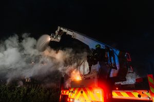 Zavřete okna, nevětrejte. Na Karvinsku hořela skládka, lidé dostávali v noci SMS