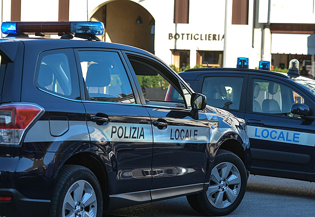 Říkají jim duchové. V Itálii našli těžce zanedbané děti, otec je chránil před viry