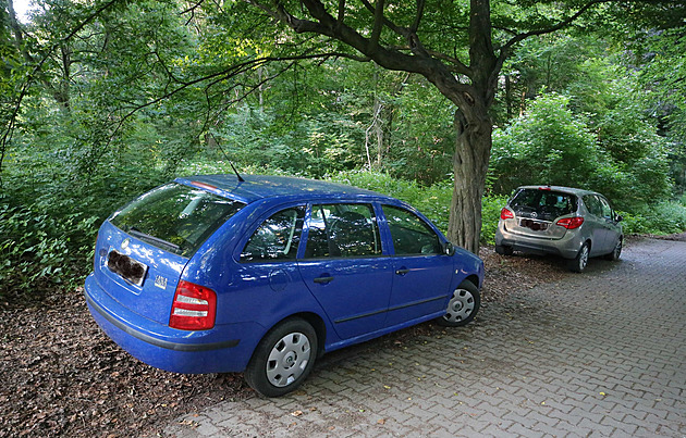 Auta u policejní školy opakovaně parkují v lesoparku. Výjimečně to jde, tvrdí prezidium