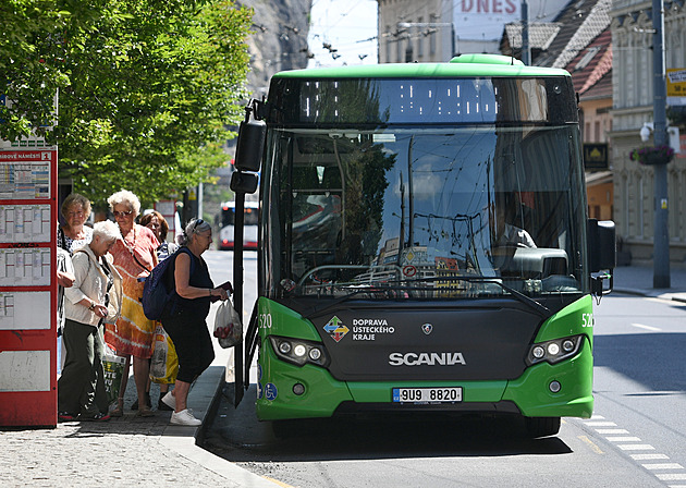 Kraj zaplatí seniorům a dětem část jízdného. Politici se kvůli slevám škorpili