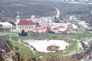 Ať se nám nerozpadne, soudruzi. Přesun kostela v Mostě byl pro komunisty výzva