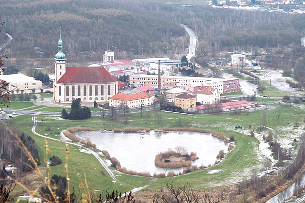 Ať se nám nerozpadne, soudruzi. Přesun kostela v Mostě byl pro komunisty výzva