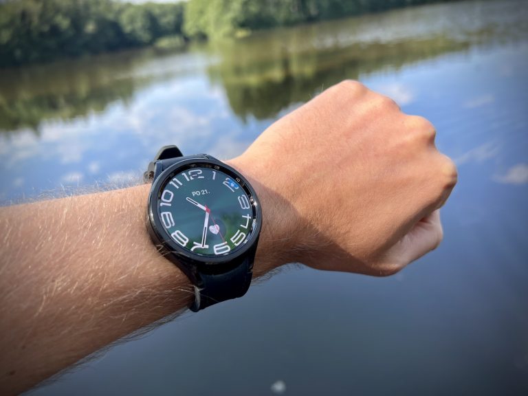 Samsungu klesají prodeje Galaxy Watch, Apple ho překonal hned dvojnásobně