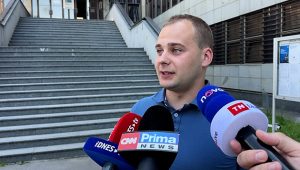 Zloděj vypáčil stovky schránek výdejních boxů v Praze, maskoval se deštníkem