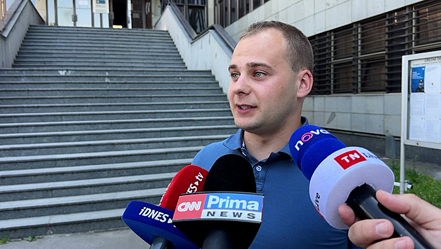 Zloděj vypáčil stovky schránek výdejních boxů v Praze, maskoval se deštníkem