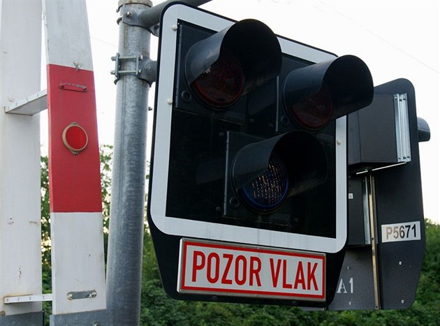 Záchranka propustila řidiče, který se sanitkou přejel koleje na červenou