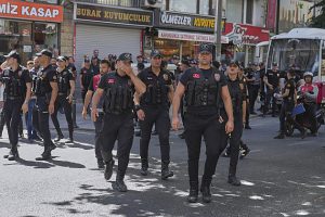 Turecká policie zadržela v Istanbulu desítky lidí na zakázaném pochodu hrdosti