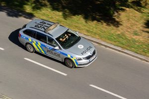 Na D11 havarovala tři auta, pak do nich naboural opilý řidič. Jednoho člověka zabil