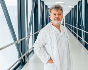 Facelift zažívá renesanci. Ale nelze zázračně změnit rysy obličeje, říká chirurg