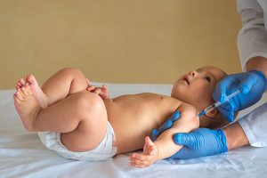 Miliony dětí v ohrožení. Proočkovanost klesá kvůli chudobě i dezinformacím
