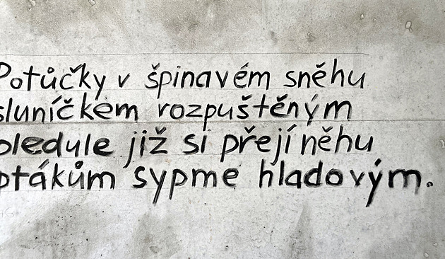 Místo holých stěn básně. Strašidelný podchod je pryč, nový zdobí verše