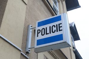 Ženu našli zraněnou poblíž domova, v nemocnici zemřela. Patrně šlo o nehodu