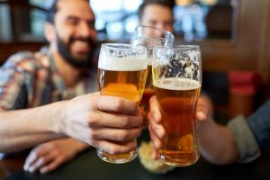 Pivo či sklenku vína ano. Alkohol na náměstí v Táboře je nově dovolený, ale s mírou