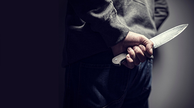 Policie rozplétá případ muže s probodnutým břichem, prověřuje cizí zavinění