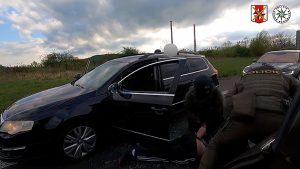 Kilo léků na pervitin vezl v autě, dealera chytla zásahovka u nákupního centra