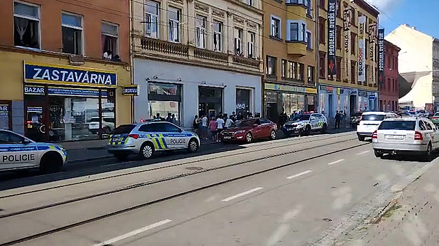 Konflikt místních v brněnském Bronxu. Jeden máchal sekerou, policisté vytáhli zbraně