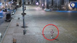 Jako Hrušínský v Discopříběhu. Naháč se proběhl po plzeňském náměstí