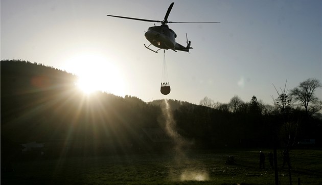 Hasiči likvidují požár lesa v národním parku České Švýcarsko, zasahuje i vrtulník