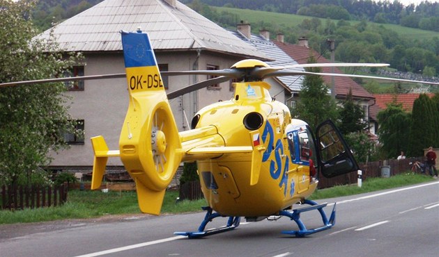 Při nehodě na Břeclavsku se těžce zranil motorkář, přiletěl pro něj vrtulník