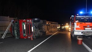 Řádění vichřice na jihu Moravy: dálnici D2 zatarasil převrácený kamion